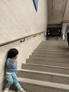会場の階段前