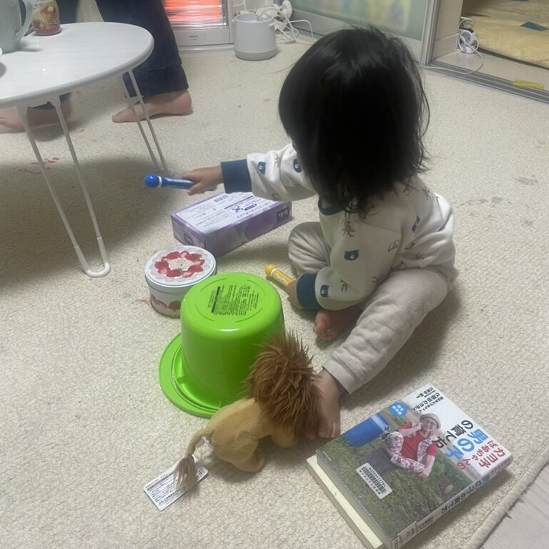 太鼓遊びをする我が子