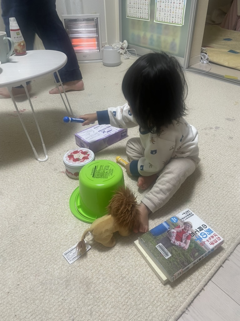 いろんなもので太鼓のように遊ぶ。