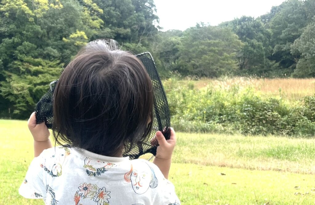 自然を見る1歳1ヶ月のちーくん