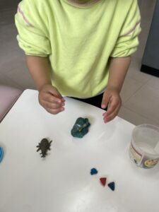 空き時間に粘土遊び