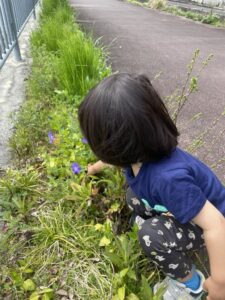 しゃがんで何かを探すちーくん