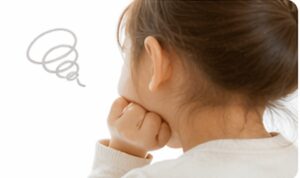 うまくいかずに少し考え込む子どもの後ろ姿