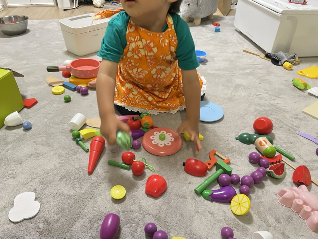 おままごとで遊ぶ2歳児