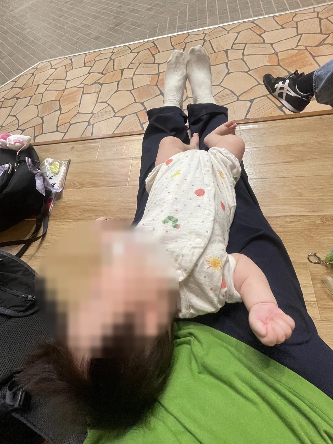 乳児を抱いて休憩する様子