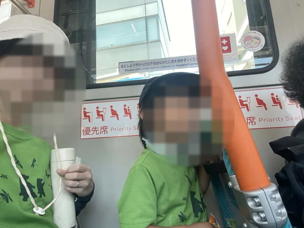 親子でバスに乗って足立区生物園へ向かう様子