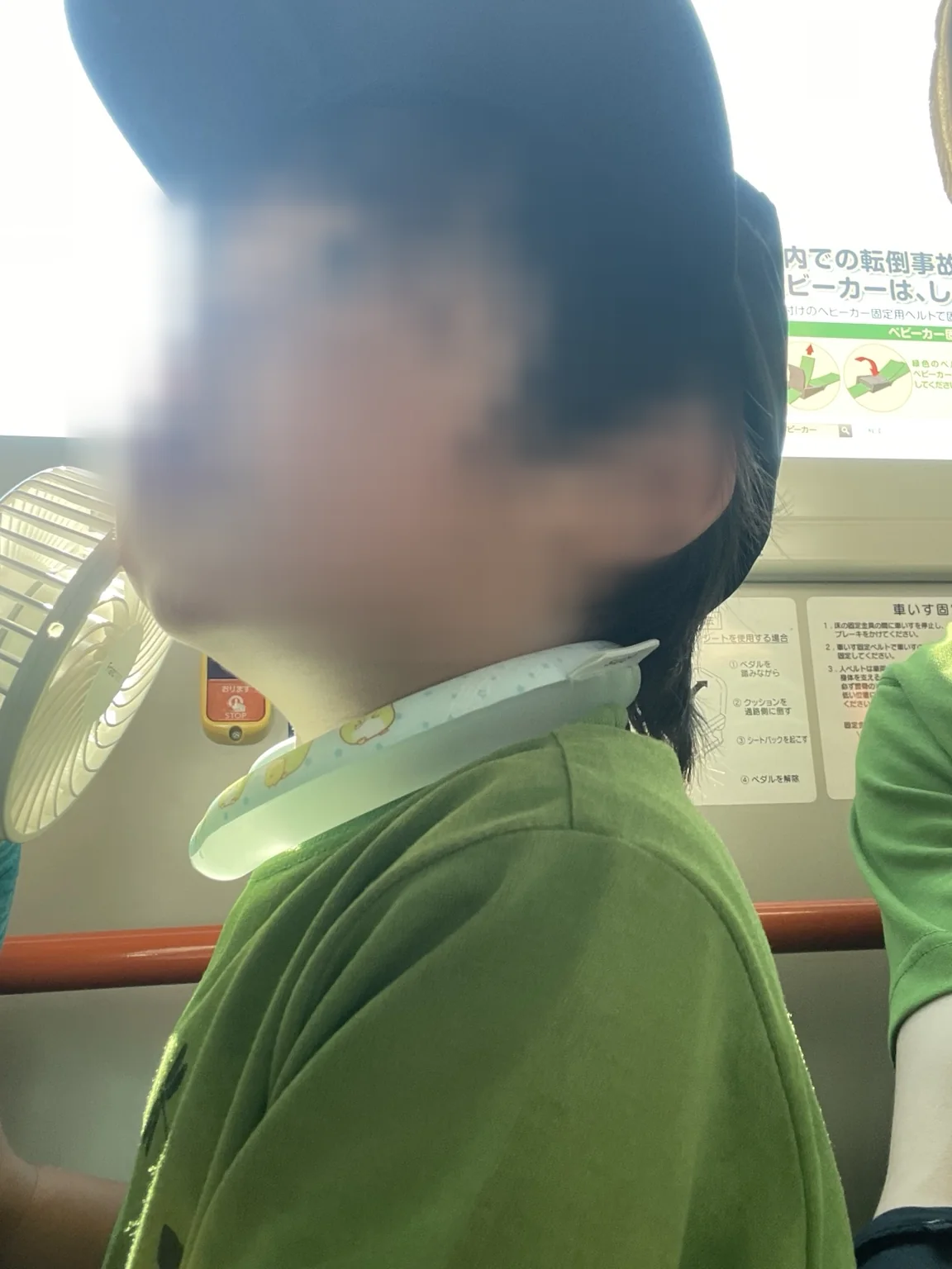 暑い日の帰りのバスに乗る幼児