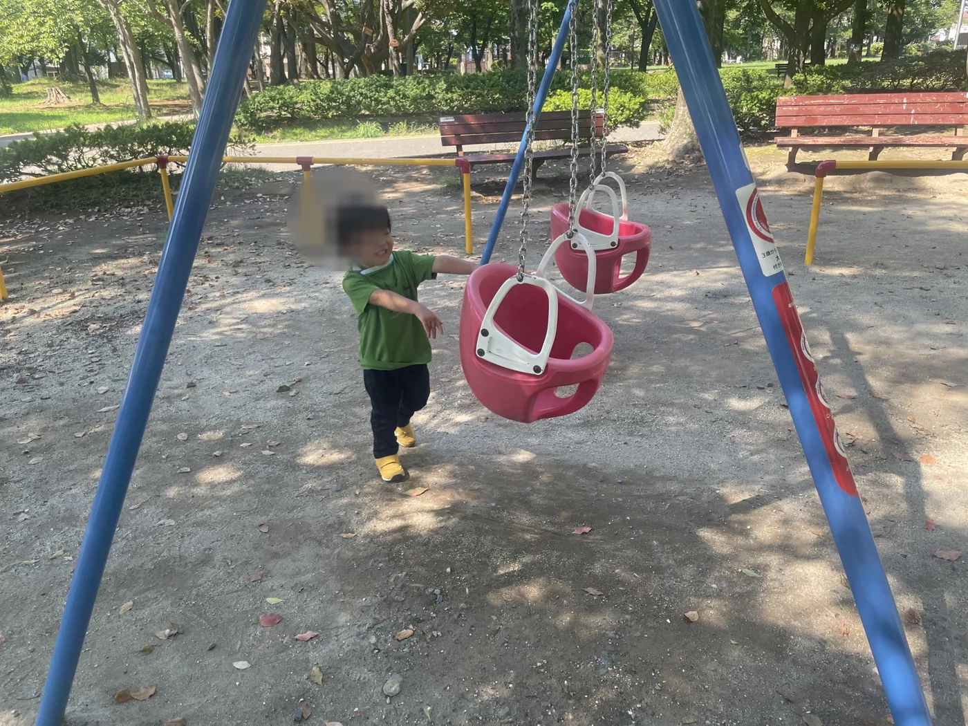 元渕江公園のブランコで遊ぶ幼児
