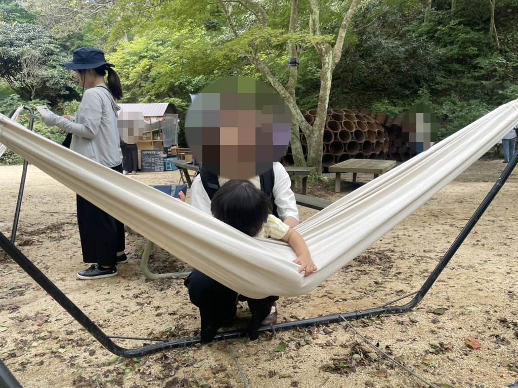 親子で屋外のハンモックを楽しむ様子