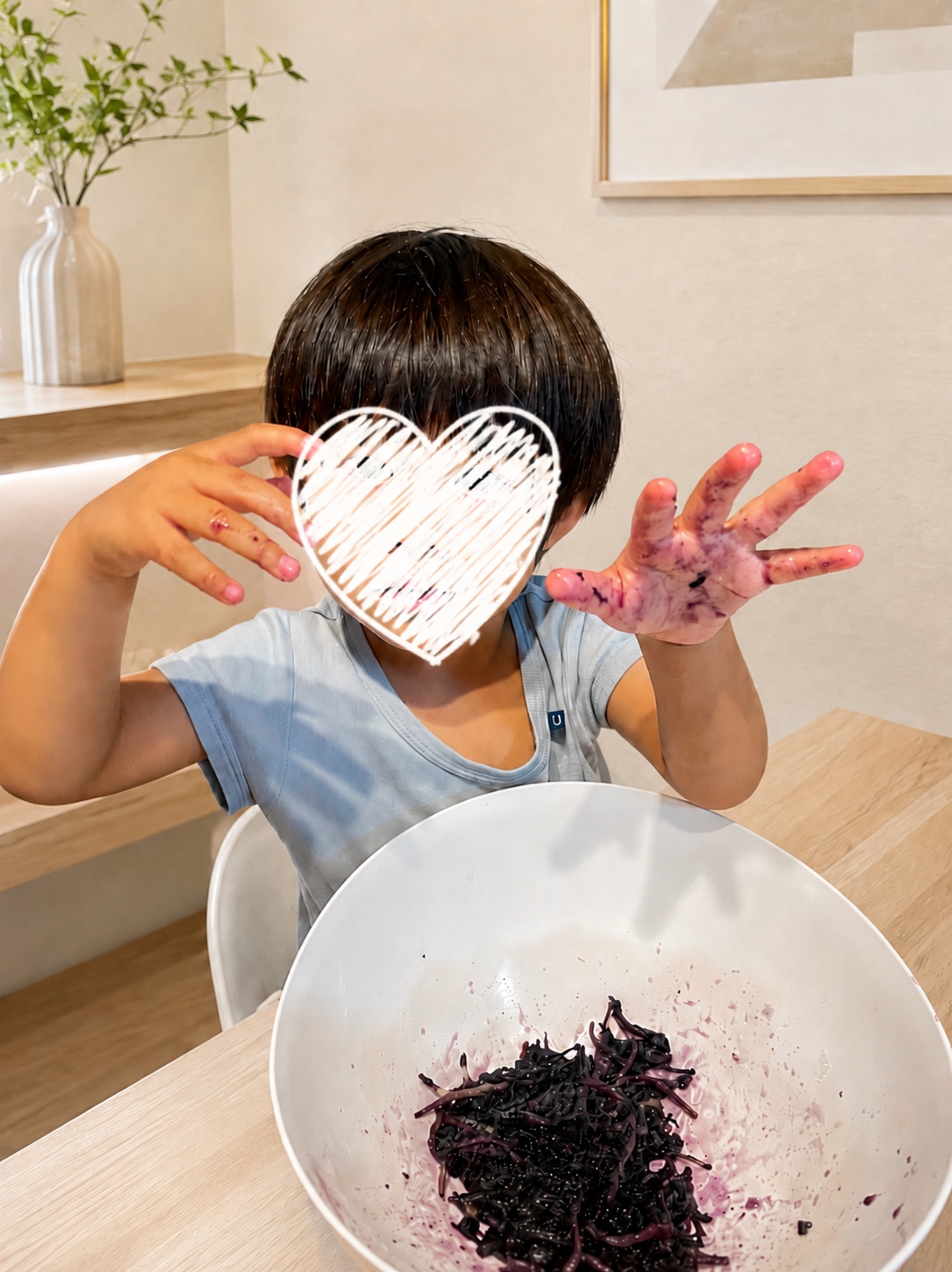 赤しその色で紫色に染まった両手を見せる2歳児